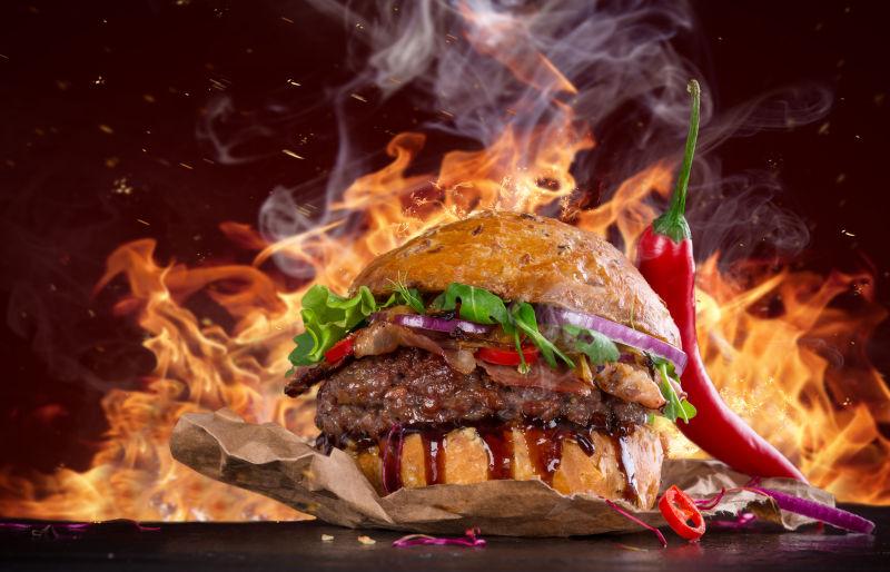 火焰背景中的牛肉辣汉堡