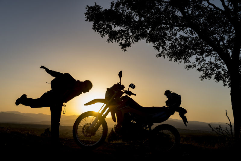 夕阳下的摩托车骑手