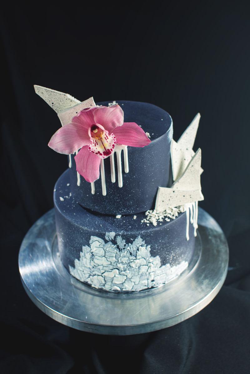 白色巧克力和兰花装饰的婚礼蛋糕