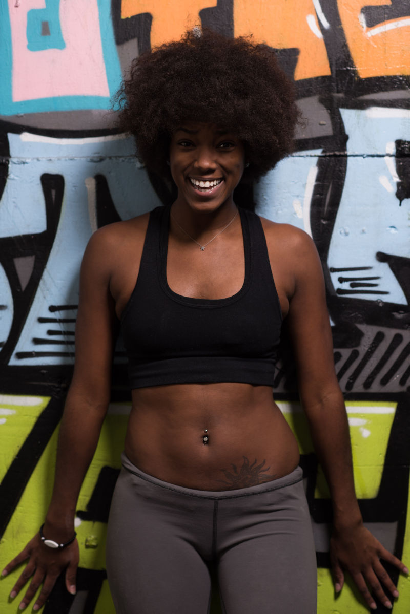 开心的黑人健身女孩