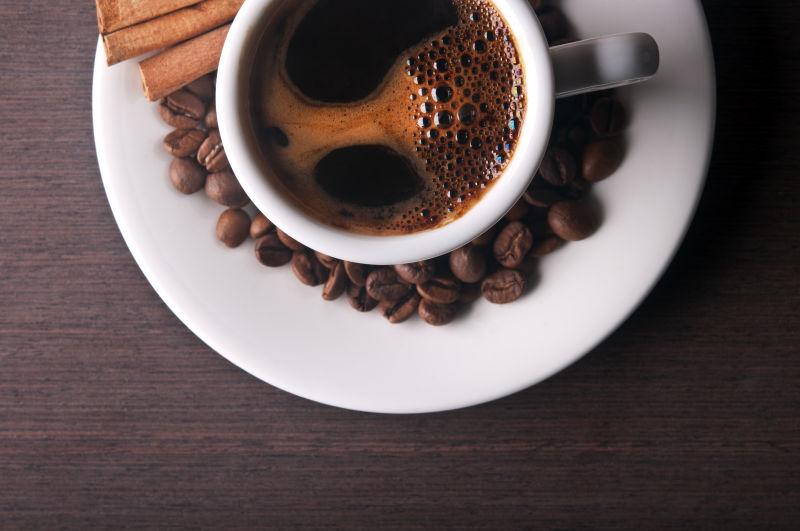 一杯黑咖啡和咖啡豆