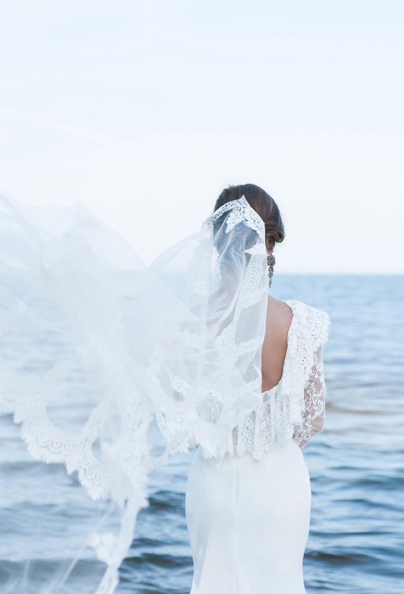 海边美丽的新娘背影