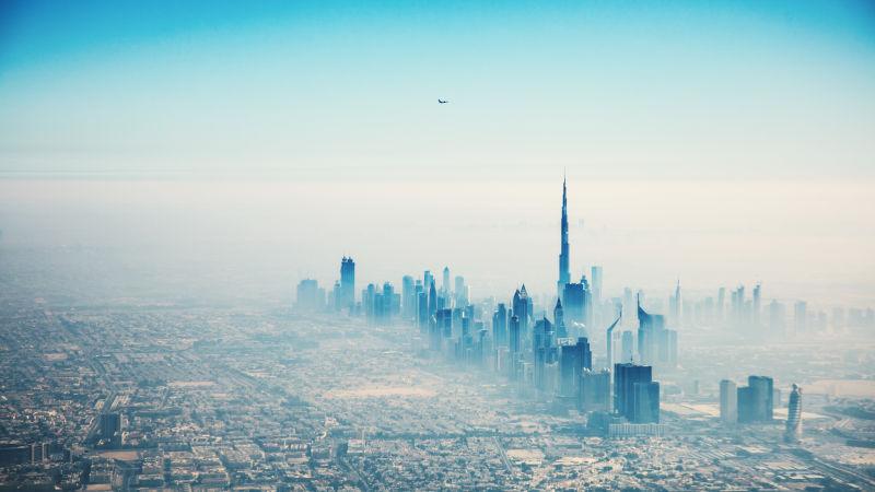 烟雾缭绕下的迪拜市