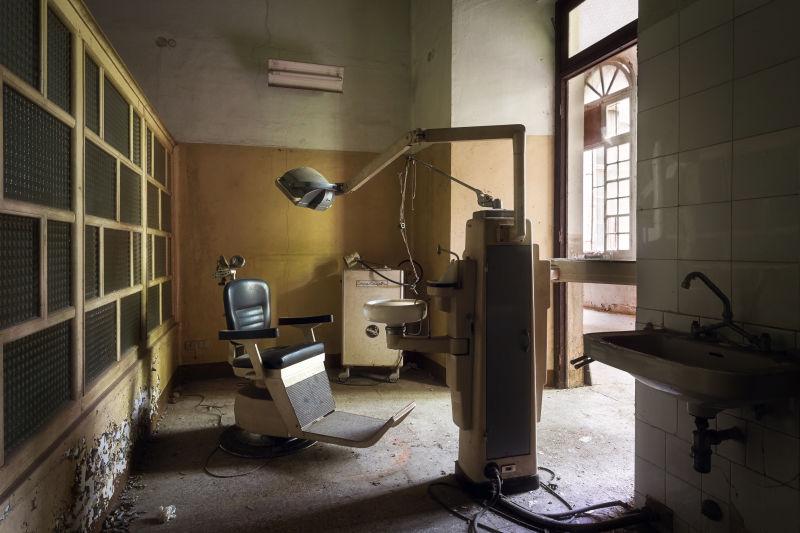 室内的老式牙医椅和牙医用的设备