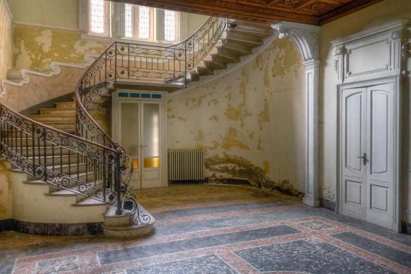 废弃楼梯和掉漆的大厅