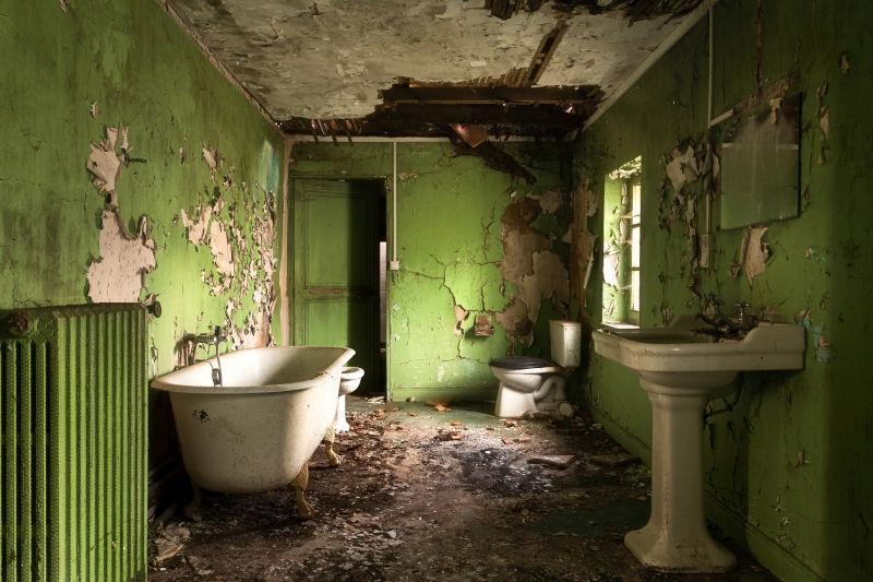 废弃的绿色浴室在腐烂