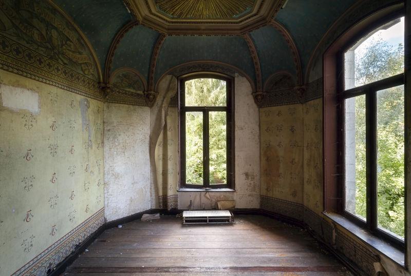 一个废弃的城堡里的小房间