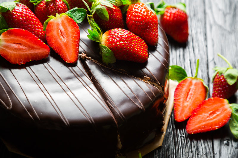 放着草莓的巧克力蛋糕