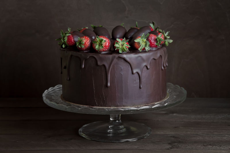 裹着巧克力的草莓蛋糕
