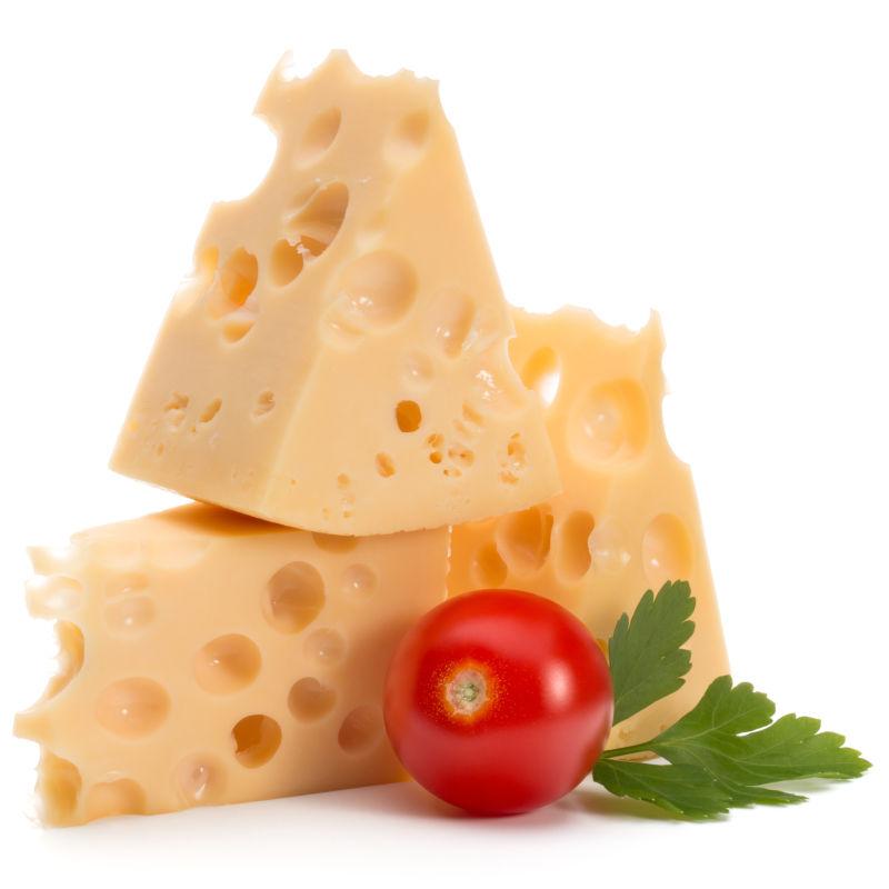 白色背景上的奶酪和西红柿
