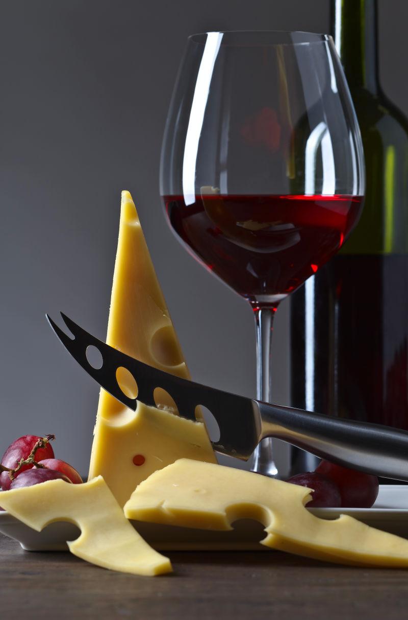 奶酪红酒和刀