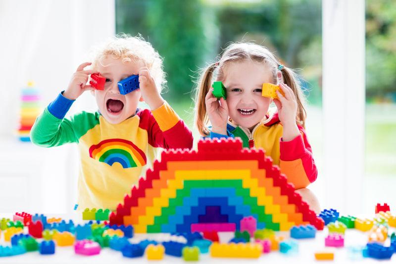 孩子们玩彩色玩具堆积