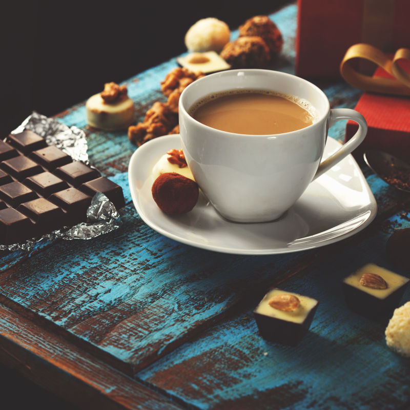 木桌上的一杯咖啡和巧克力