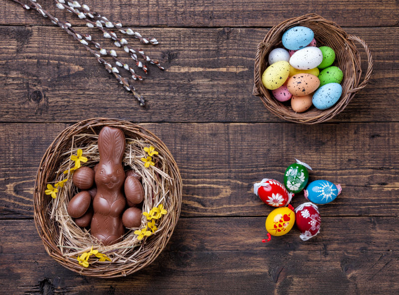 木制背景下的传统巧克力复活节彩蛋