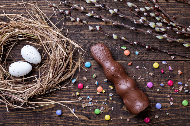 木制背景下的白色巧克力复活节彩蛋