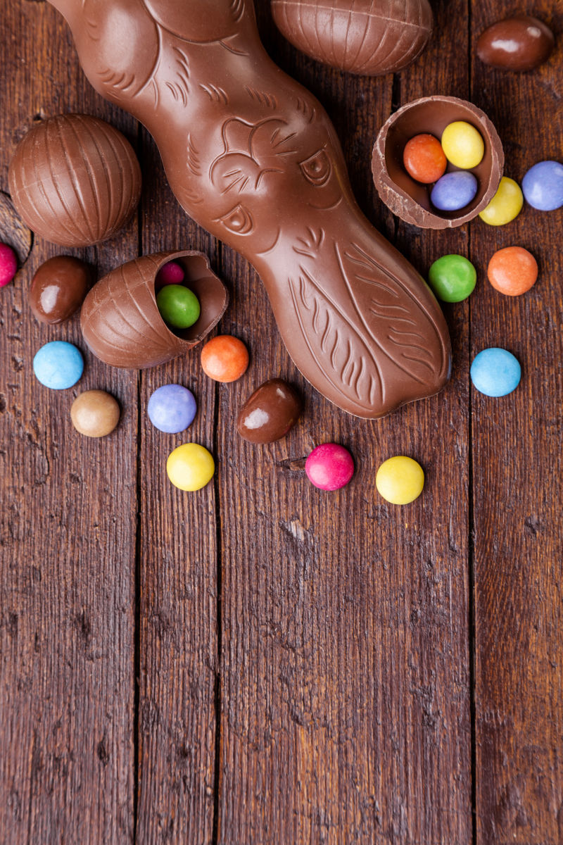 巧克力复活节彩蛋与糖果 