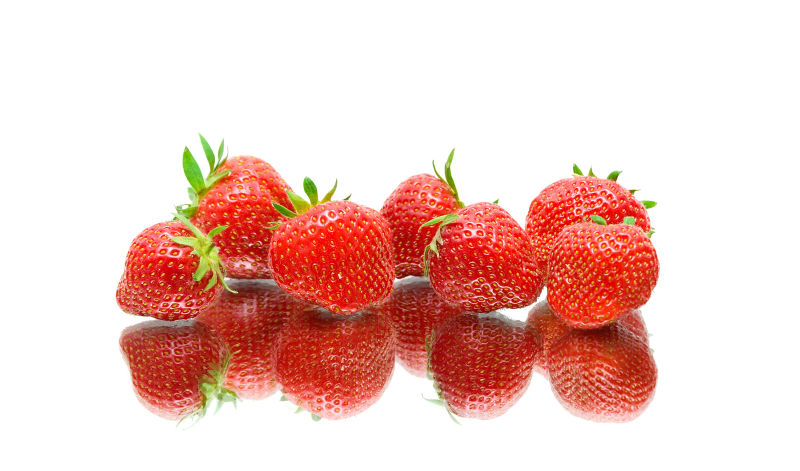 白色背景中的新鲜草莓