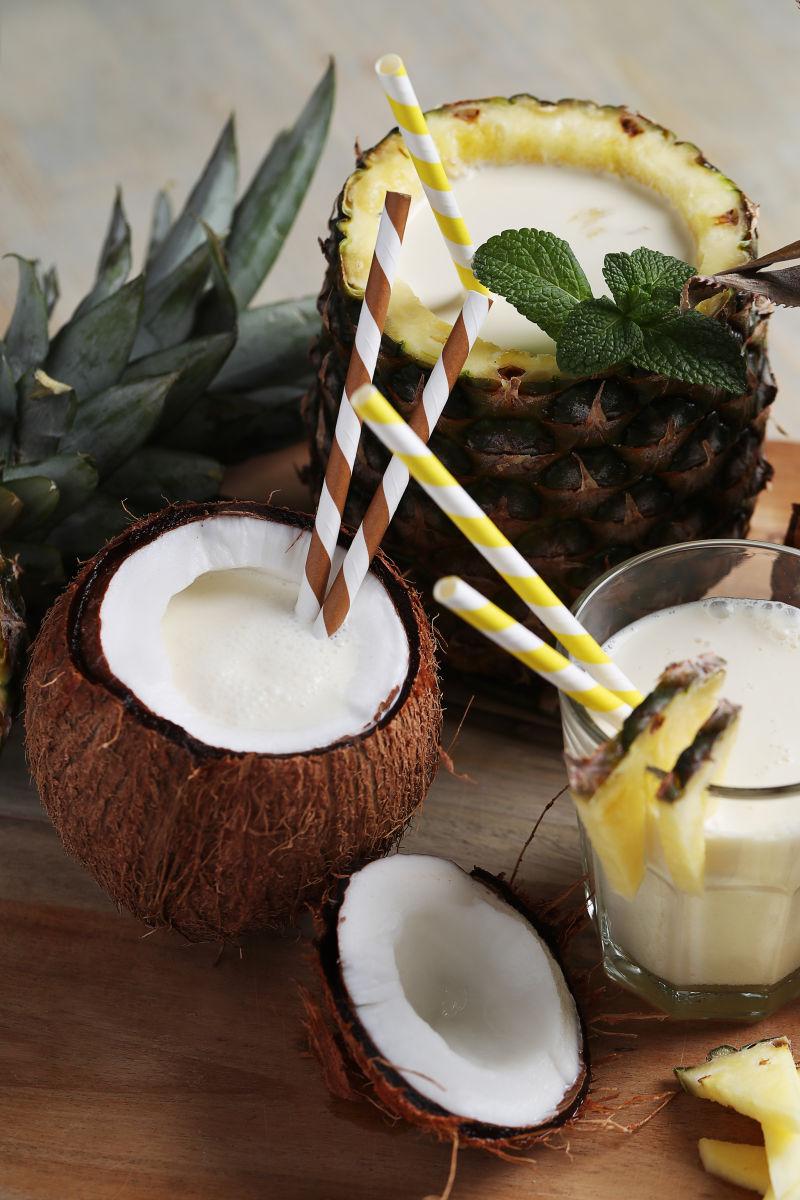 椰子菠萝混合的清爽饮料