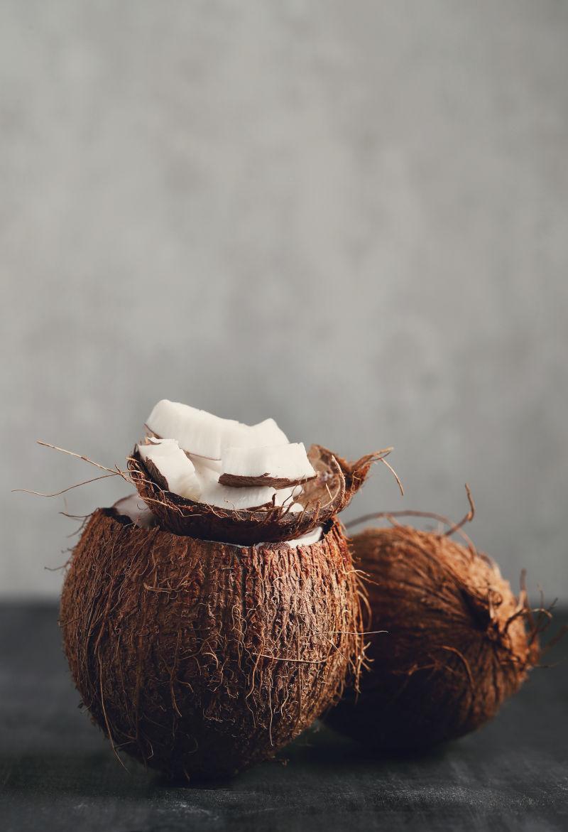 新鲜椰子在桌子上