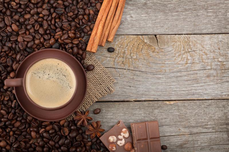 咖啡豆上装着咖啡的咖啡杯