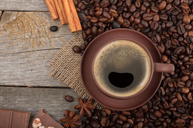 木桌上的咖啡豆和黑咖啡