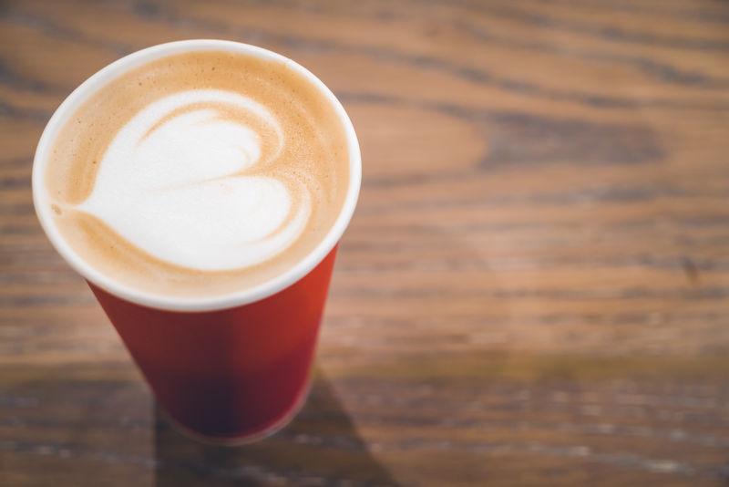 咖啡桌上的红色咖啡杯里的心形咖啡