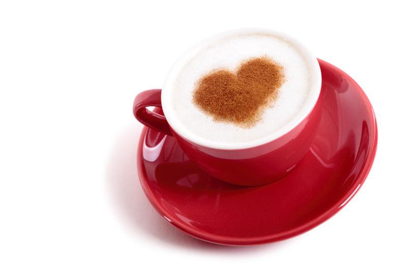 一杯红色心形咖啡在白色背景下
