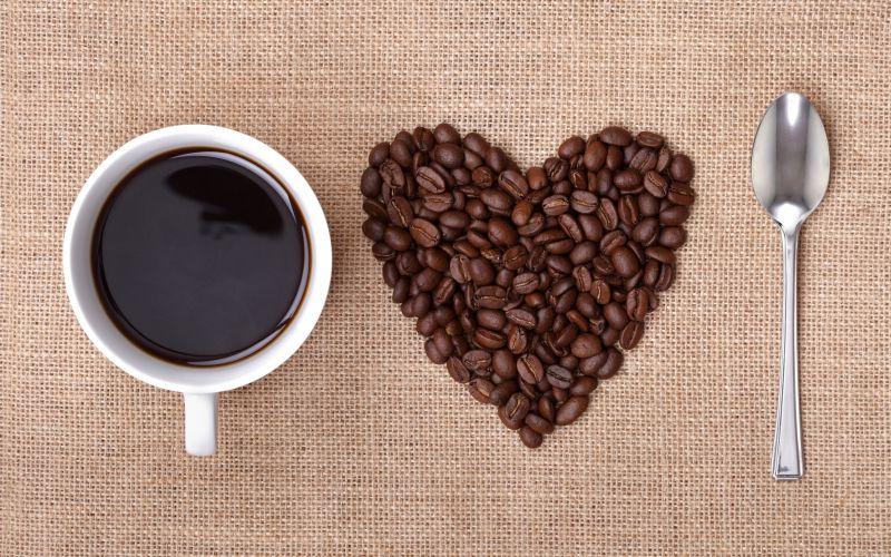 心形咖啡豆勺子与咖啡杯