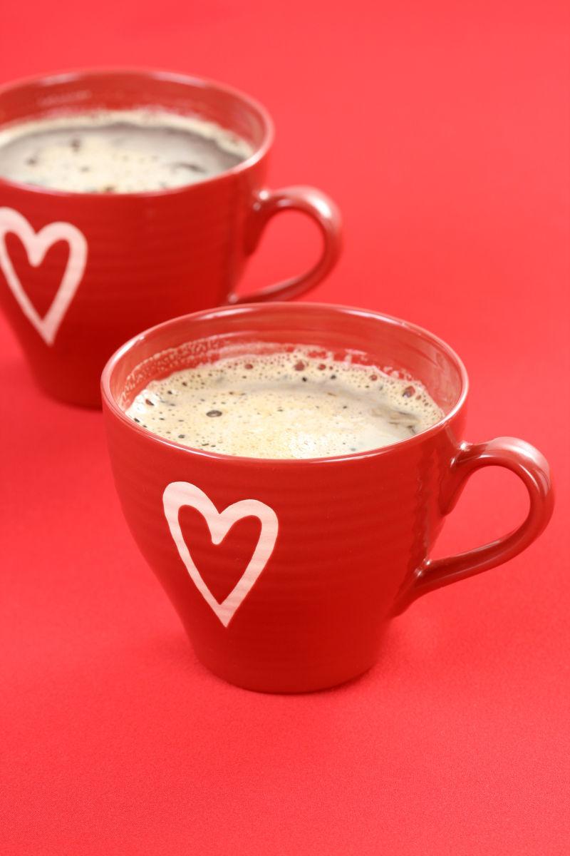画着爱心的红色咖啡杯
