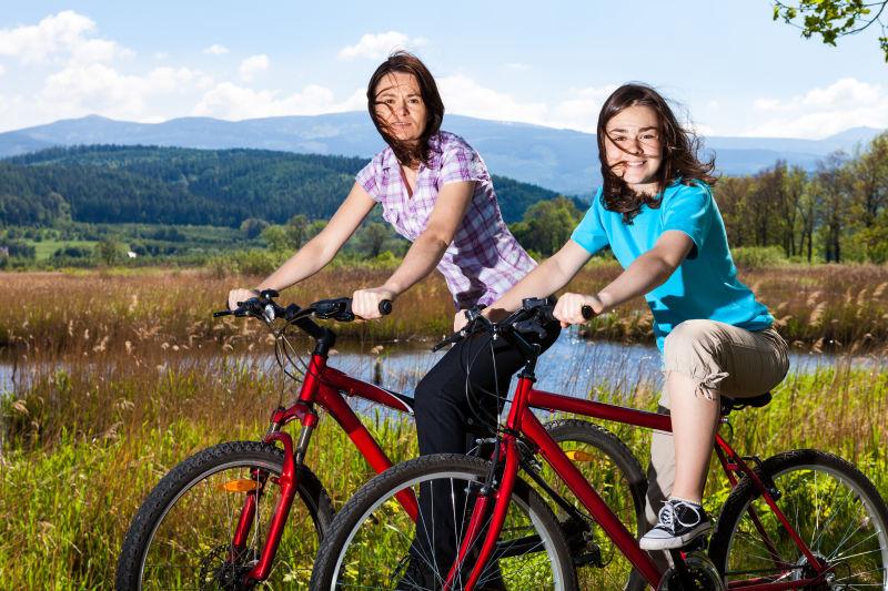 骑自行车的两个女孩