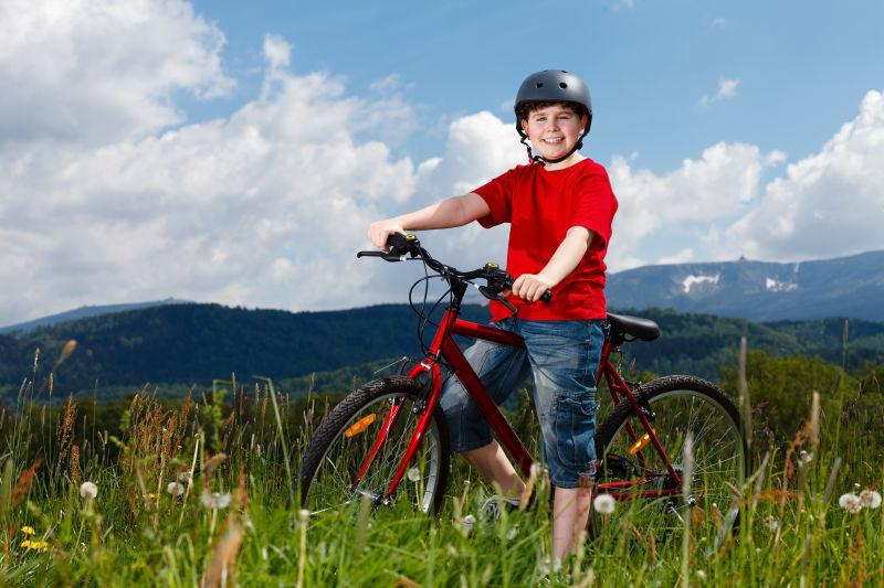 草地上骑自行车的男孩