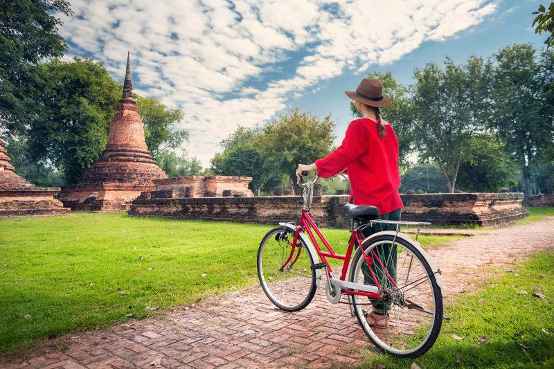佛教遗址附近的自行车女孩