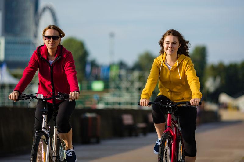 城市女性骑自行车