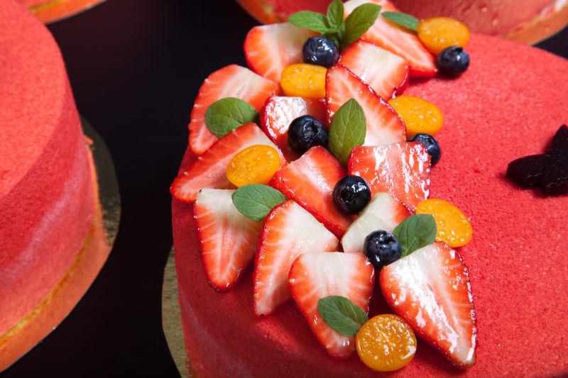 红色的草莓蛋糕