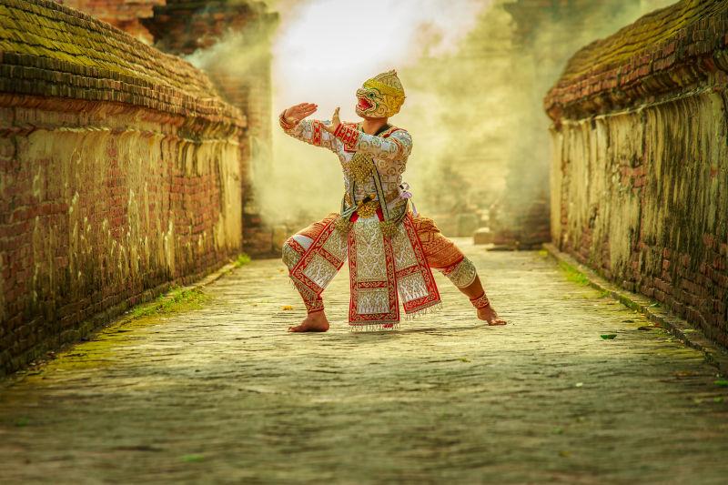 在寺庙的旁边翩翩起舞的泰国舞者
