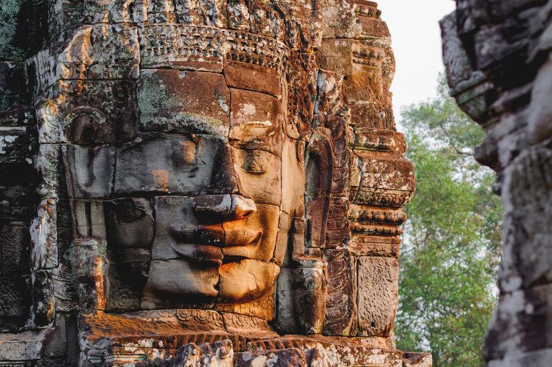 柬埔寨雕刻在石头上的雕塑