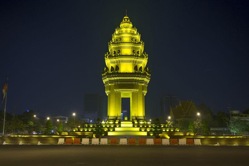 夜晚的柬埔寨纪念碑以及周围的灭净