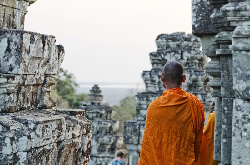 在石林中的柬埔寨僧侣背影