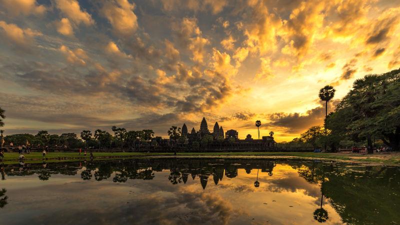 日落时柬埔寨人的生活和风景在水中的倒影图片素材 黄昏的柬埔寨美景创意图片素材 Jpg图片格式 Mac天空素材下载