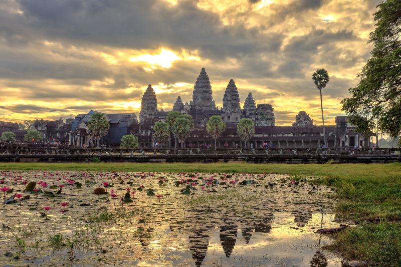 日出时的柬埔寨寺庙