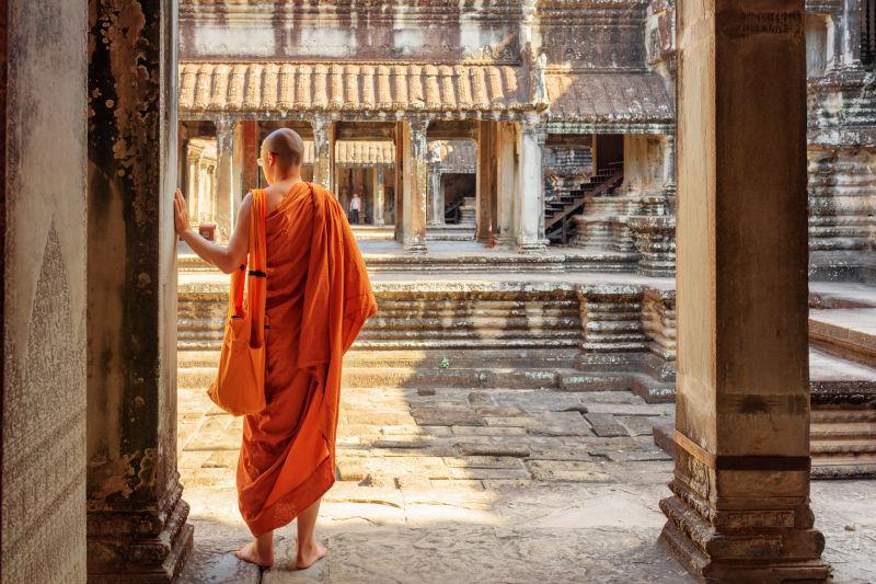 柬埔寨僧侣的背影