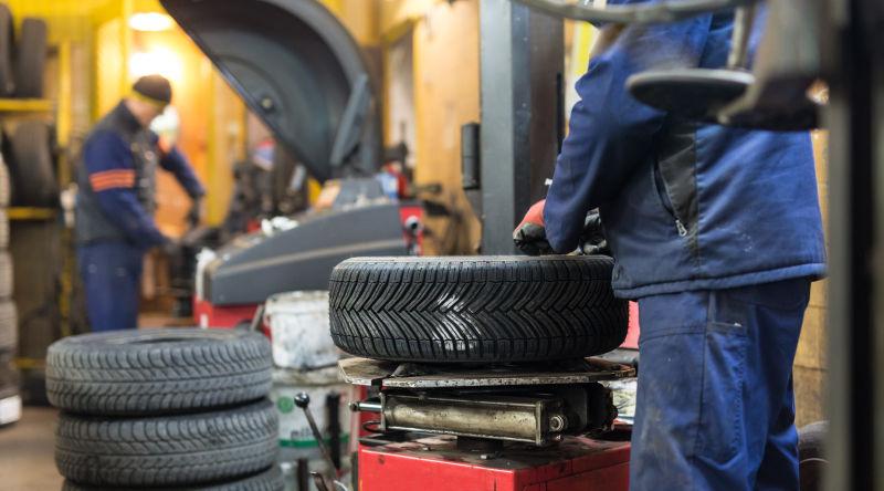 专业汽车机械师更换汽车轮胎