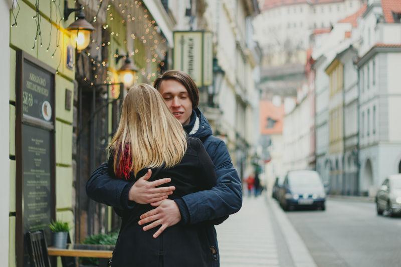 拥抱在街上的浪漫的年轻情侣