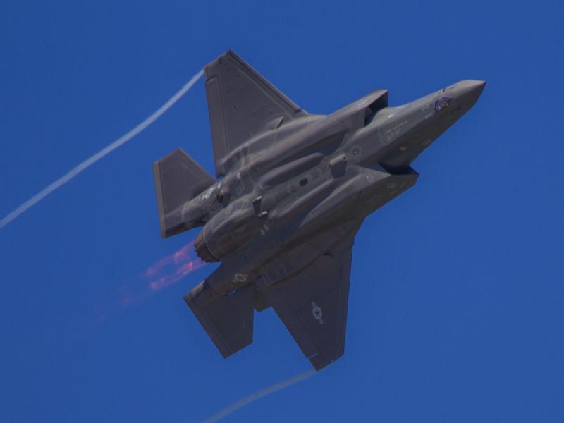 飞翔在空中的F - 35战斗