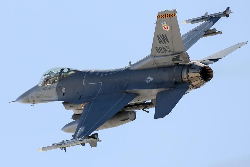 空中的美国f-16战斗机