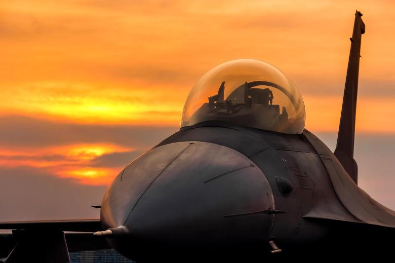 夕阳下的f-16猎鹰战斗机
