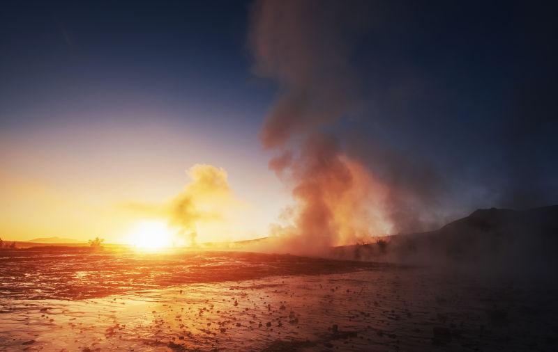 日落时的间歇泉喷发在冰岛