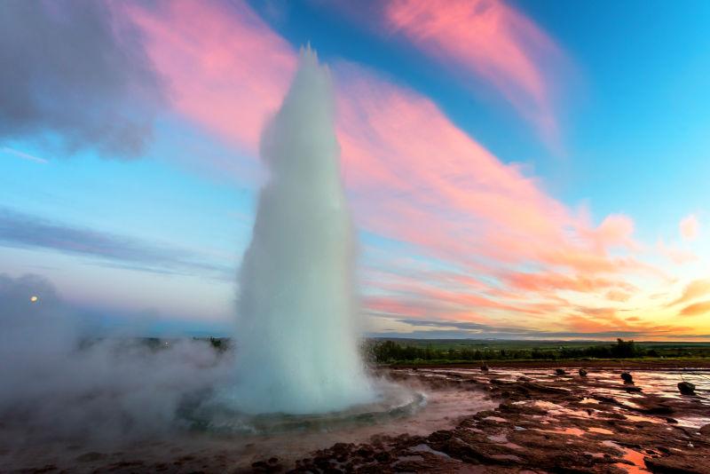 欧洲冰岛西南部的间歇泉喷发