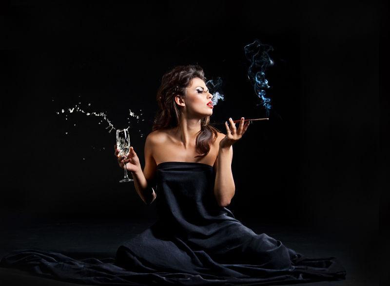 魅力女人拿着香槟和黑烟
