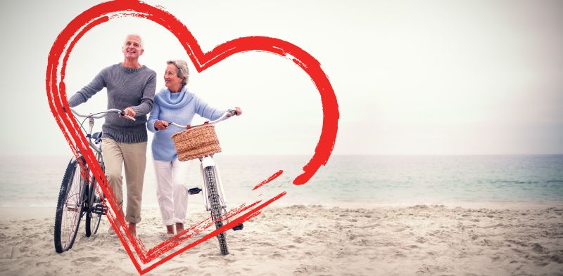 老年夫妇在沙滩上骑自行车